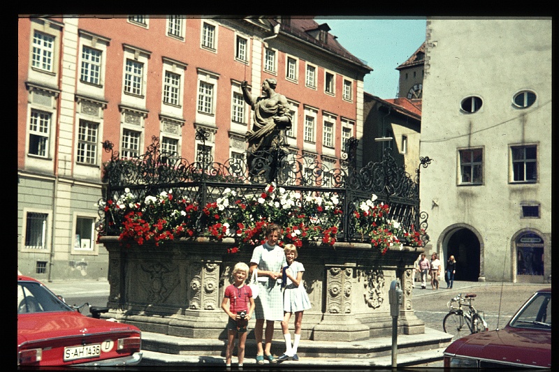 22.Regensburg  aug 1973 Mama,Marion,Peter.JPG